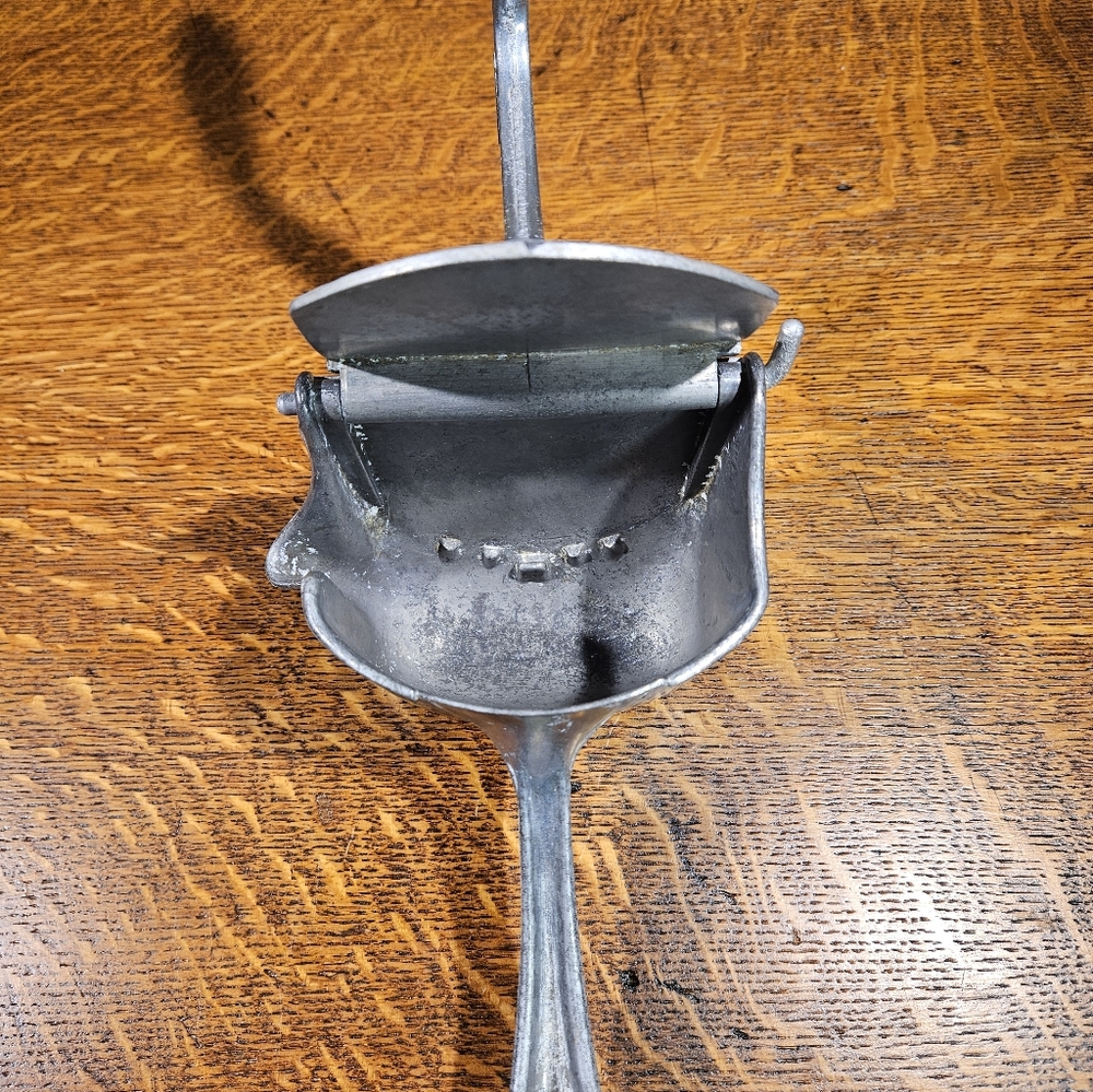 Wear-ever Handheld Vintage Juicer - Picture 14 of 15